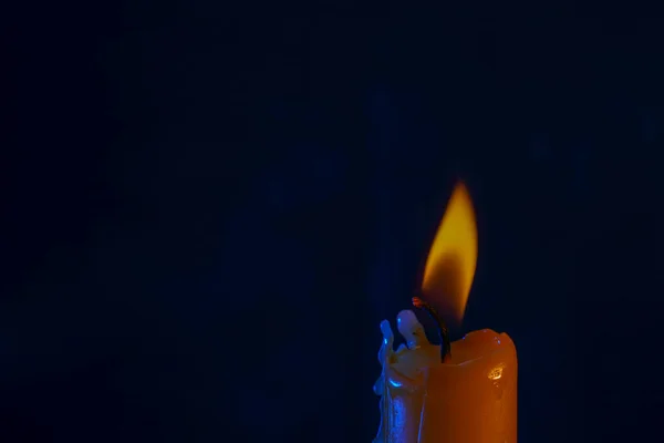 Свічка Димом Полум Сфотографована Студії Кольоровими Фольгами Перед Спалахами — стокове фото
