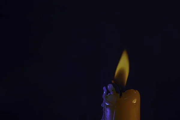 闪光灯前 在演播室里用烟花和火焰拍下的彩箔烛光 — 图库照片#