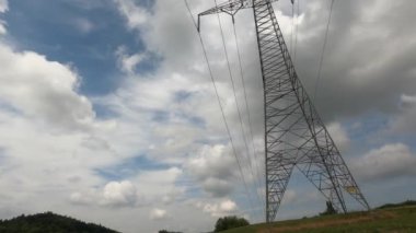 Dinlenmek için yemyeşil ve dinlenmek için banklara park edin.