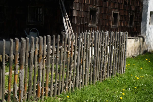 Bir Sürü Odun Taşla Dolu Çiftlik Evi — Stok fotoğraf