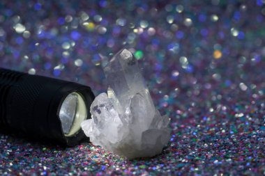 Stüdyoda siyah arka planda mineral kristalleriyle çekilmiş kuvars.