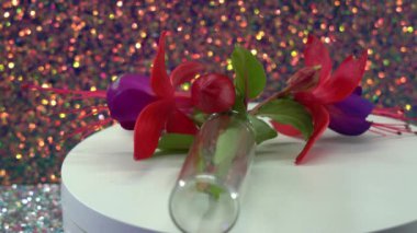 Cam şişelerde fuşya çiçekleri