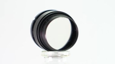 Beyazın önündeki bir kameranın lensi