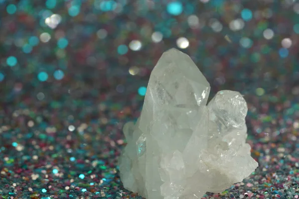 Kvarts Med Mineral Kristaller Fotograferade Studion Mot Svart Bakgrund — Stockfoto