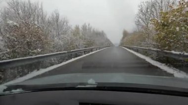 Kışın ıslak yolda araba sürmek