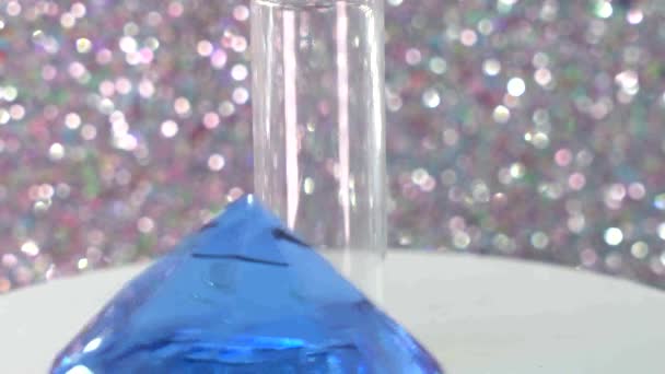 ガラス瓶の上のボケの前のダイヤモンド — ストック動画