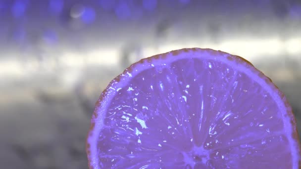 Limone Sotto Rubinetto Con Spruzzi Acqua — Video Stock