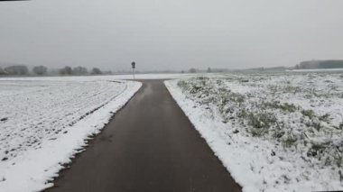 Karla kaplı tarlalarla kışın araba yolculuğu