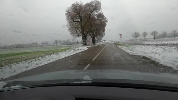 冬季在潮湿的道路上开车 — 图库视频影像