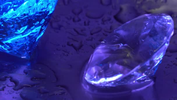 Diamant Met Waterdruppels Spetterend — Stockvideo
