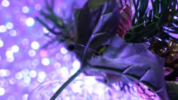 圣诞用红色的蜡烛 冷杉枝条和玻璃球 — 图库视频影像