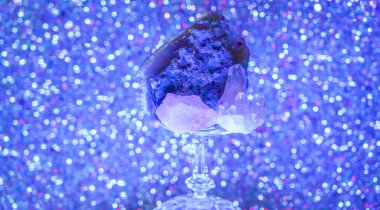 Ametist Dürzü Kuvars Stüdyoda Bir Cam Üzerinde Mavi Arkaplana Karşı