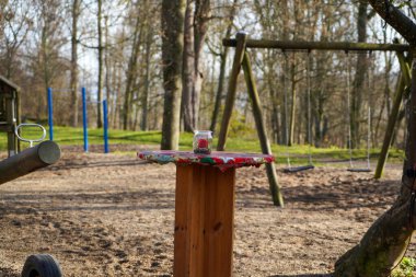 Noel pazarından renkli toplar ve mumlarla süslenmiş ahşap tezgahlar.