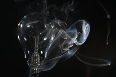 Stüdyoda çekilmiş eski antik bir ampul.      