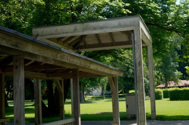 Dinlenmek için yemyeşil ve dinlenmek için banklara park edin.