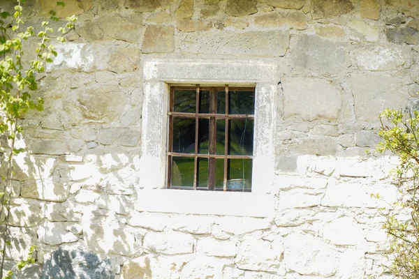 庭のある古い家の窓のような木製の部品 — ストック写真