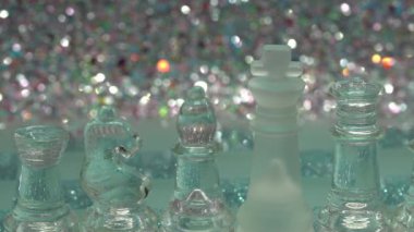 Arka planda cam satranç taşları