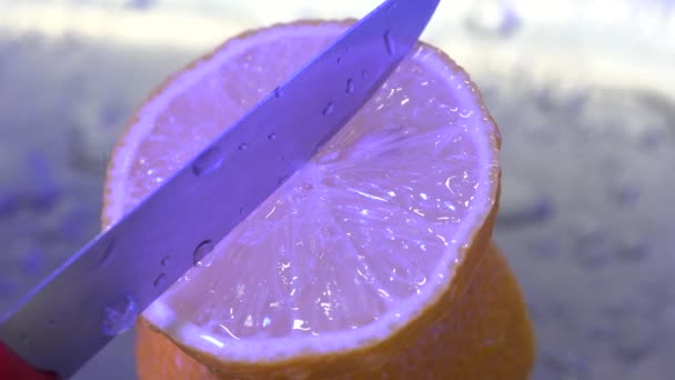 Wassertropfen Die Auf Eine Zitrone Fallen Und Spritzen — Stockvideo