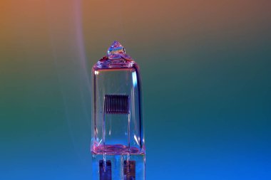 Stüdyoda çekilmiş eski antik bir ampul.      