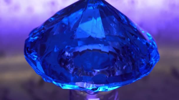 Gotas Agua Sobre Una Gema Azul Como Diamante — Vídeo de stock