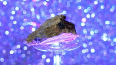 Kuvars kristalli değerli taş olarak adlandırılır.