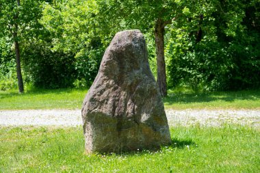 Parktaki taş heykel