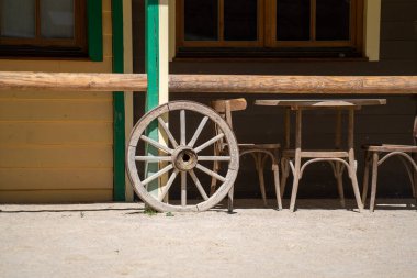 Köydeki ahşap vagon.