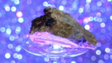 Kuvars kristalli değerli taş olarak adlandırılır.