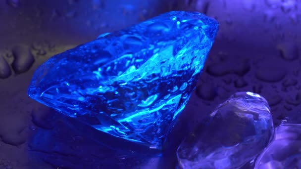 Des Gouttes Eau Sur Une Pierre Bleue Comme Diamant — Video