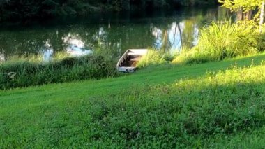 Nehirde tahta bir kayık.