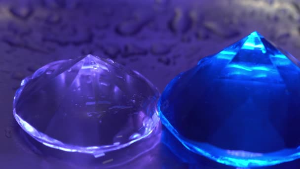 像钻石一样的蓝色宝石上的水滴 — 图库视频影像