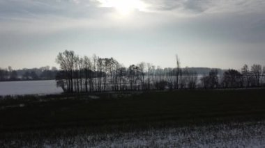 Kış mevsiminde Tuna çayırlarında manzara, tarlalar ve hava manzaralı kar.