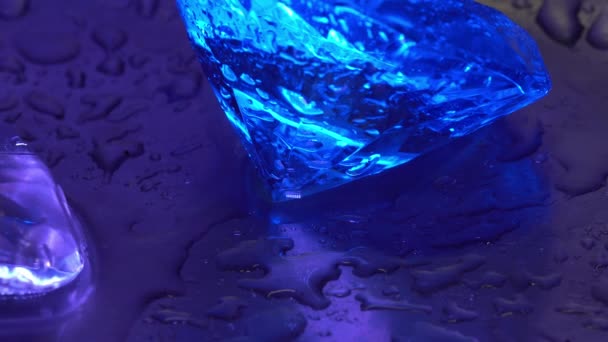 ダイヤモンドのような青い宝石の上の水の滴 — ストック動画