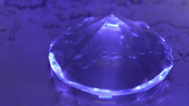 Diamant Mit Wassertropfen Spritzt — Stockvideo