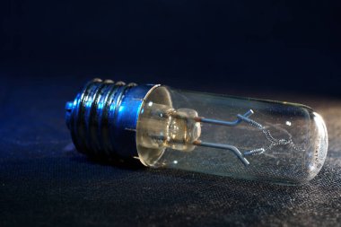 Stüdyoda çekilmiş eski antik bir ampul.      