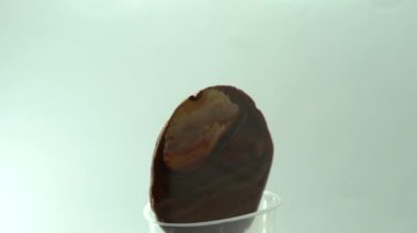 Akik yarı değerli bir taştır, mikro kristalize bir kuvars türüdür ve güzel katmanları agatın katmanlı bir taş olduğunu gösterir..