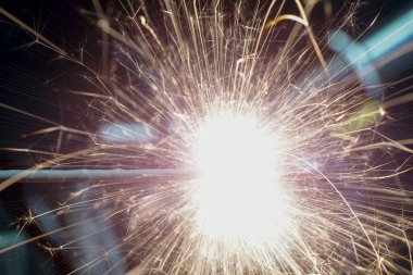 Duman ve alevlerle mumlar stüdyoda flaşlardan önce renkli folyolarla fotoğraflandı.