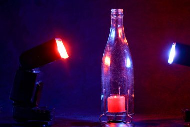 Duman ve alevlerle mumlar stüdyoda flaşlardan önce renkli folyolarla fotoğraflandı.