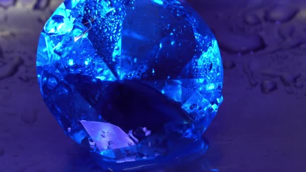 Gotas Água Sobre Uma Pedra Preciosa Azul Como Diamante — Vídeo de Stock