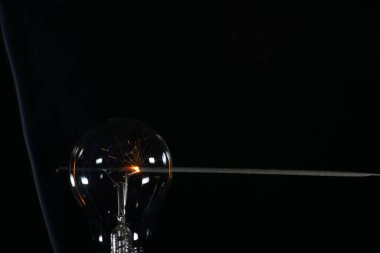 Stüdyoda çekilmiş eski antik bir ampul.      