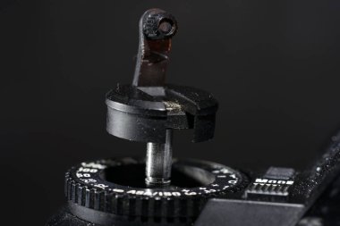 Körüklü ve objektifli eski fotoğraf makinesi