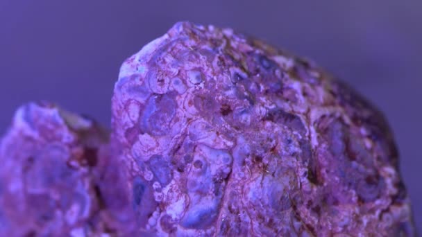 石英のような宝石の上の水の滴 — ストック動画