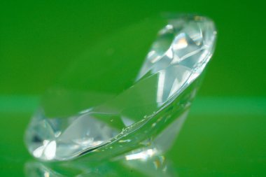 Yeşil arka planda kristal kuvars kristalleri olan doğal bir mineral çok güzel bir arka plan ve soyut bir makro.