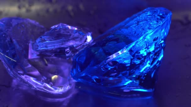 ダイヤモンドのような青い宝石の上の水の滴 — ストック動画