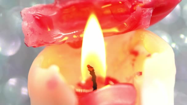 Hvide Stearinlys Med Røde Voks Forbrændinger – Stock-video