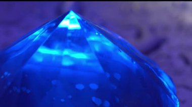 Su damlaları damlayan elmas