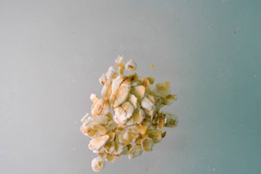 Kurumuş tahıl beyaz arkaplanda izole