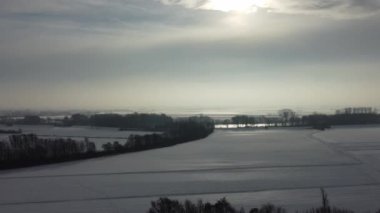 Kış mevsiminde Tuna çayırlarında manzara, tarlalar ve hava manzaralı kar.