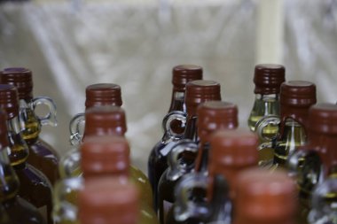 Masada şarap şişeleri var.