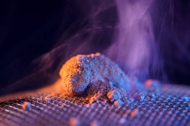 Siyah arkaplanda kömür yakma